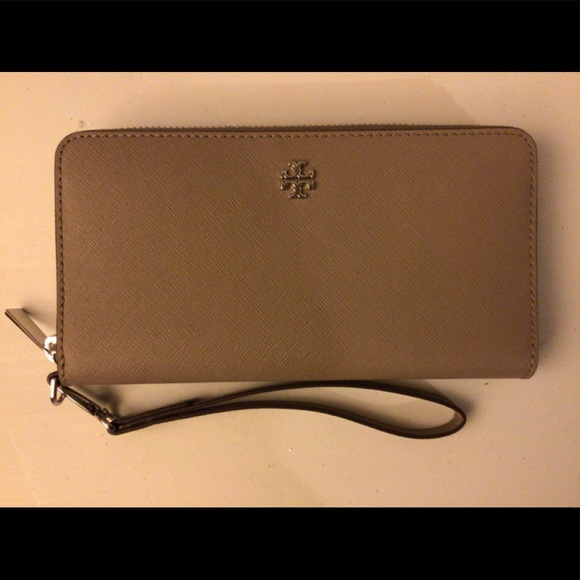 Tory Burch Bags Tory Burch Emerson Wristlet Zip Continental Poshmark